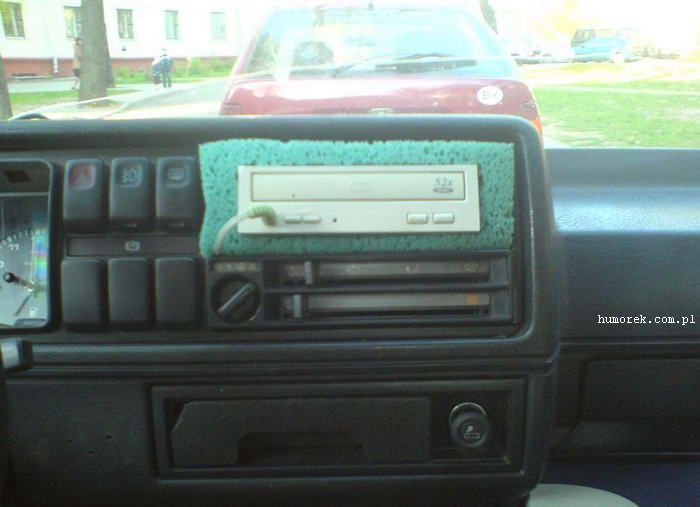   zarąbiści  śmieszne fotki - nowe radio samochodowe.jpg