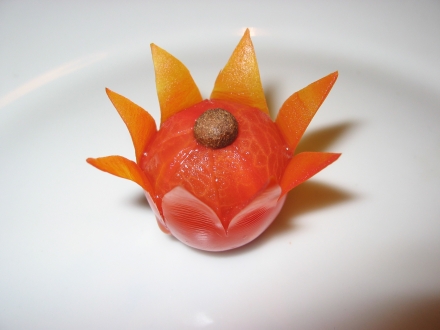 DEKORACJA POTRAW - dekoracja-z-pomidora-ozdoba-tulipan-oczko.jpg
